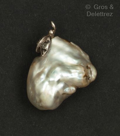null Silver pendant, decorated with an important pearl blowing underlined by leaves...
