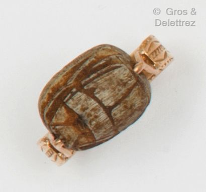 null Yellow gold ring with a mobile hard stone beetle. Finger size : 55. Gross weight:...