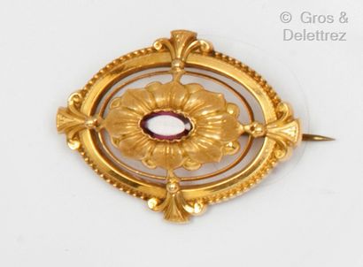 Yellow gold brooch with a flower, the pistil...