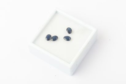 Lot of four sapphires on paper. 
Weight of...