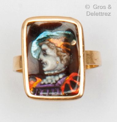Yellow gold ring with enamel decoration of...