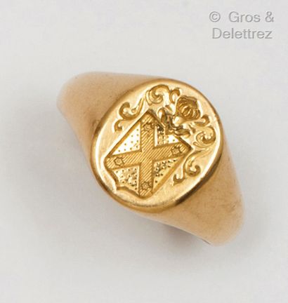 null Yellow gold "Chevalière" ring, engraved with a knight's helmet. Finger size:...