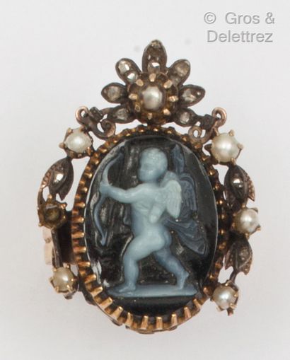  A gold and silver ring with a cameo on agate...