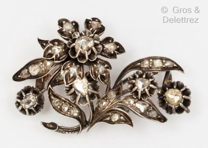 null Gold and silver "Flower" brooch set with rose-cut diamonds. Size : 5 cm. Gross...