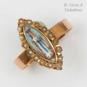 Yellow gold ring with an enamelled miniature...