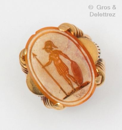 null Bague en or jaune, ornée d’une intaille sur agate gravée d’un personnage tenant...