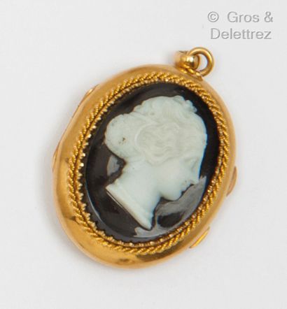 Yellow gold pendant with a cameo on agate...
