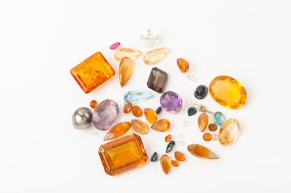 null Lot of stones on paper including citrines, amethysts, white stones, brilliant...