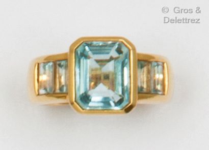 null Yellow gold ring set with a rectangular aquamarine and a number of smaller ones....