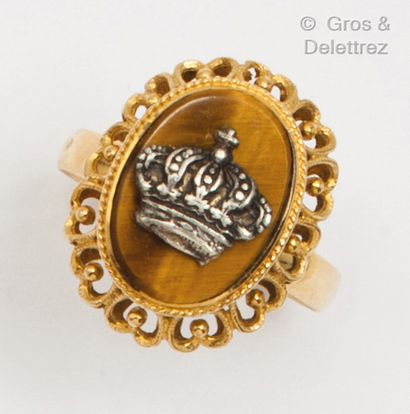 Yellow gold ring with a tiger's eye quartz...