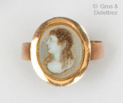 Yellow gold ring with a cameo representing...