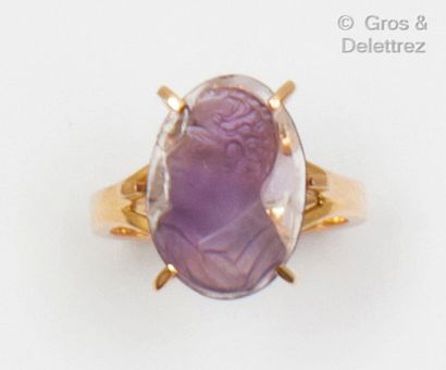 null Yellow gold ring, with a cameo on amethyst styling a male profile. Finger size:...