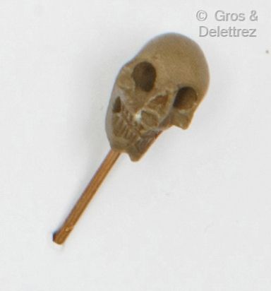null Yellow gold pin with memento mori motif in carved hard stone. Gross weight:...