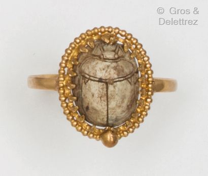 Yellow gold ring, with a chased hard stone...