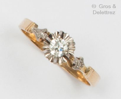 null Bague « Solitaire » en or jaune, sertie d’un diamant taillé en brillant. Tour...