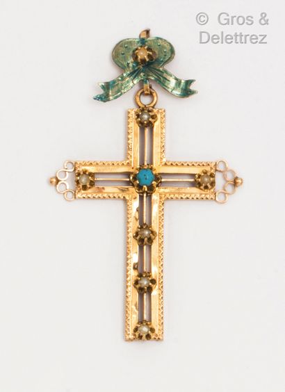 null Pendentif « Croix » en or jaune ajouré, serti d’une turquoise et de perles surmontés...