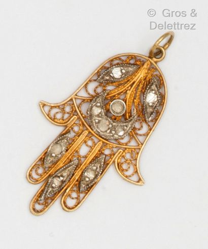 null Pendentif « Main de Fatma » en or jaune filigrané et argent serti de diamants...