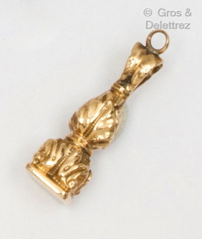 Stamp forming pendant in yellow gold chased...