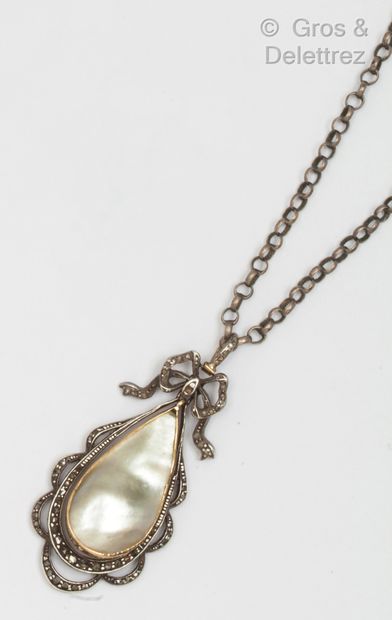 null 
Silver chain and yellow gold and silver pendant with a knot decorated with...