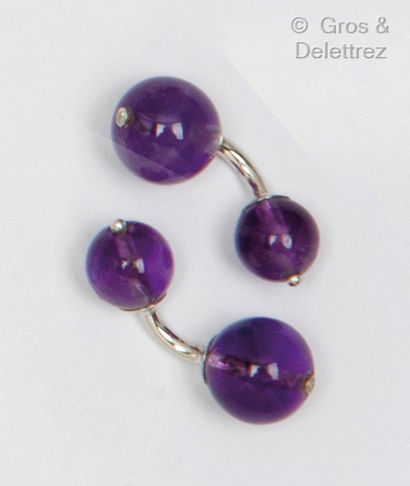 null Pair of white gold cufflinks, each with two amethyst pearls and a brilliant-cut...