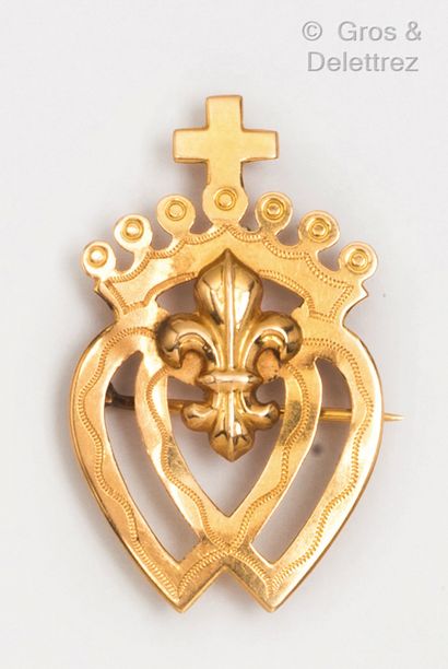 null Brooch "Coeur Vendéen" in yellow gold openwork and chased. Length : 3,5 cm....