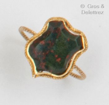 null Yellow gold "Écusson" ring, set with a blood jasper plaque in a twisted setting....