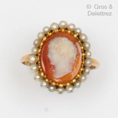 null Yellow gold ring, set with a cameo on cornelian representing a female profile...