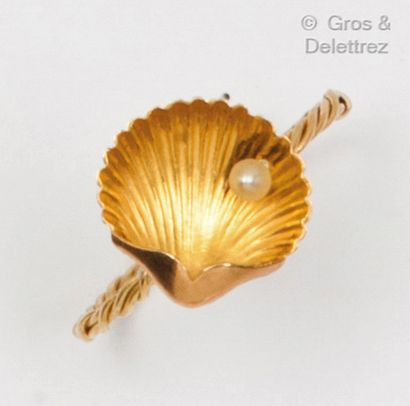 Yellow gold ring with a scallop shell and...
