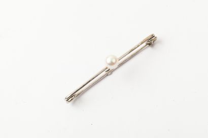 9K white gold safety pin with a cultured...