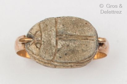 null Yellow gold ring with a white hard stone beetle. Finger size : 66. Gross weight:...