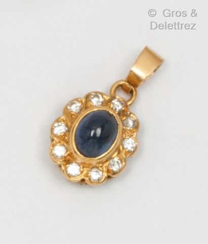 Yellow gold pendant with a cabochon sapphire...