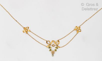 null Collier « Collerette » en or jaune à décor de guirlandes et de nœuds soulignés...