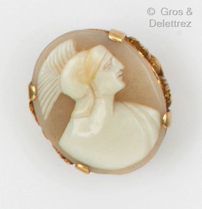 null Yellow gold ring, with a large agate cameo representing the profile of a warrior,...