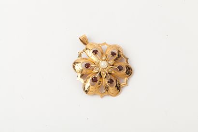 Lot comprising a yellow gold brooch and pendant,...