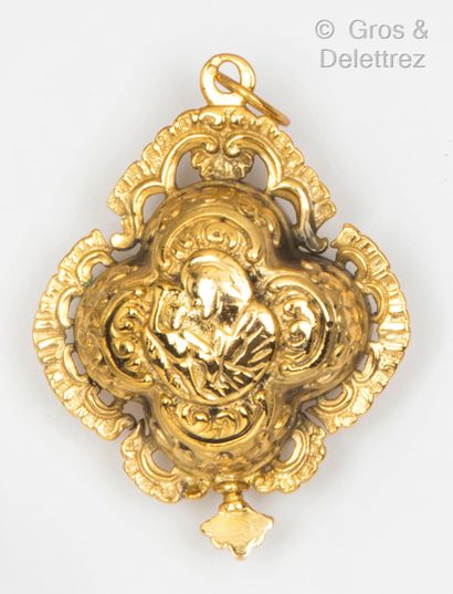 null Reliquary" pendant in vermeil with chased decoration. Dimensions : 7,2 x 4,8...