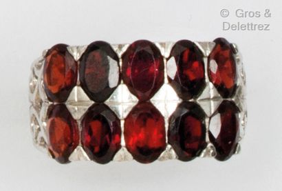 null A silver ring with two rows of faceted oval garnets. Finger size : 59. Gross...