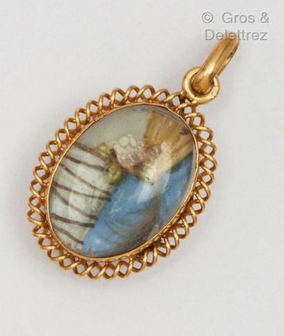 Yellow gold pendant, decorated on both sides...