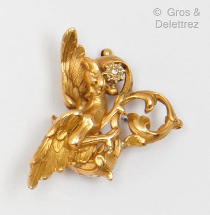null Broche « Dragon » en or jaune, sertie d’un diamant taillé en brillant. Dimensions :...