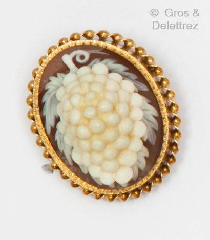 A yellow gold brooch with twisted decoration,...