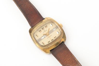 DÉESSE Wrist watch in gilt metal, television case, gilt dial with date and day indication...