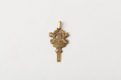 Cross in yellow gold engraved 