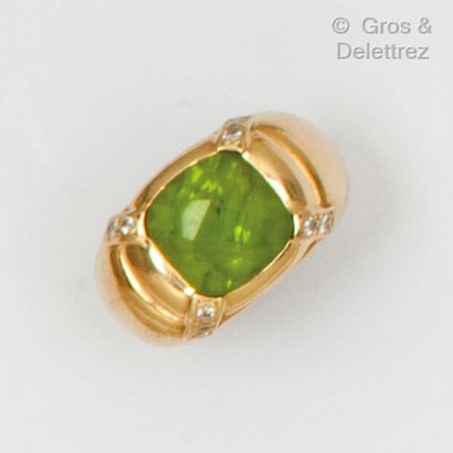Yellow gold ring set with a faceted peridot...