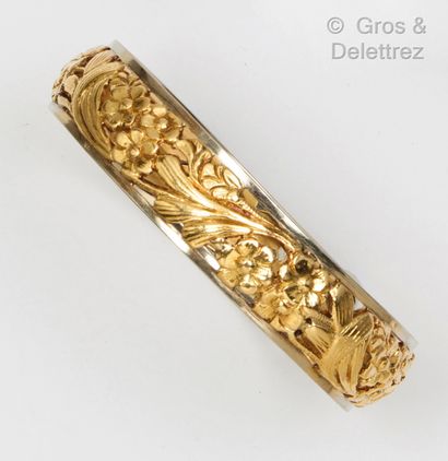 null Bracelet « Jonc » en or jaune ajouré de fleurs et feuillages. Tour de poignet :...