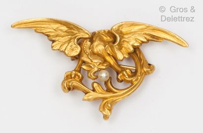 null Important yellow gold brooch representing a chimera holding a pearl. Dimensions...