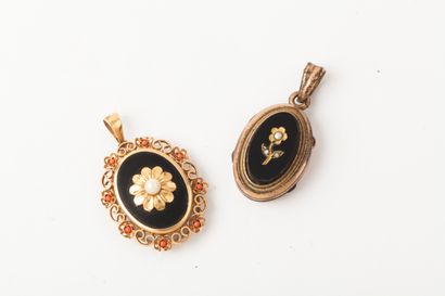 Yellow gold and onyx lot comprising a 