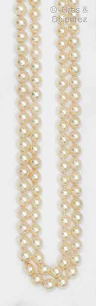 null Parure comprenant un collier et un bracelet composés de deux rangs de perles....