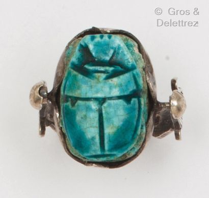 null Silver ring, decorated with a swivelling varnished scarab. The setting decorated...