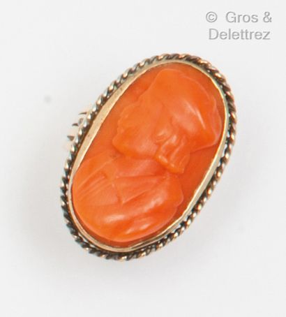 null Yellow gold ring set with a cameo on coral representing an Italian Renaissance...