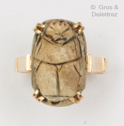 null Yellow gold ring, decorated with a beetle carved on white stone. Finger size...