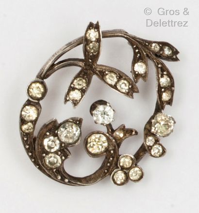 null Brooch "Floral" in vermeil, set with white stones. Length : 3,2 cm. Gross weight:...
